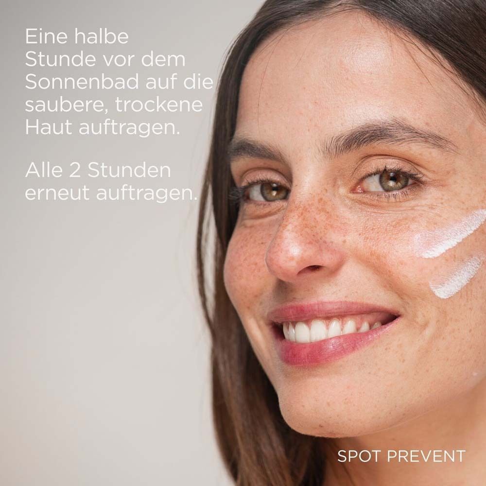 Frau mit weißen Streifen auf der Wange. Text: Vor dem Sonnenbad auftragen, alle 2 Stunden erneut auftragen.