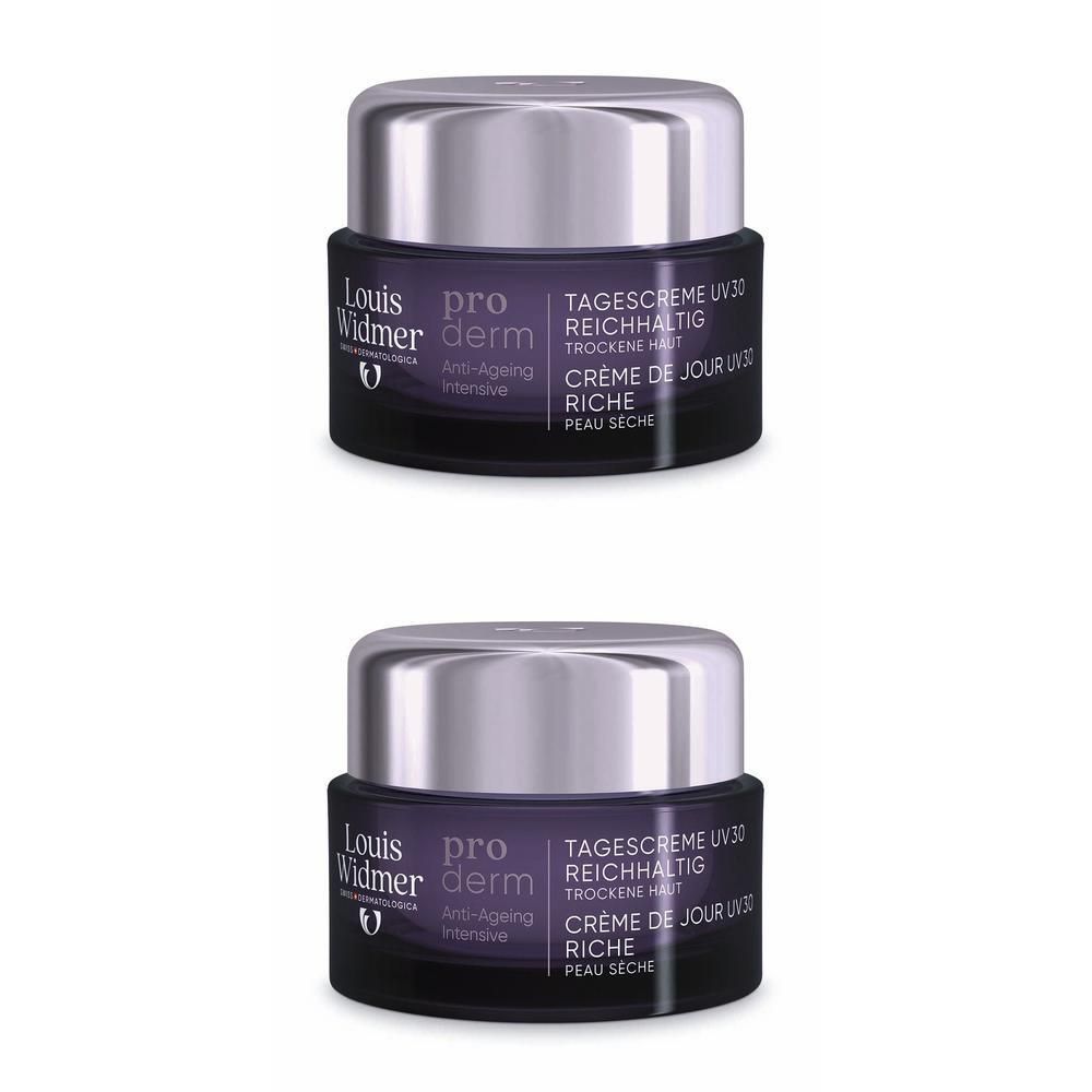 Zwei Tiegel Creme mit silbernem Deckel. Aufschrift: pro derm, Tagescreme UV 30 reichhaltig, trockene Haut.