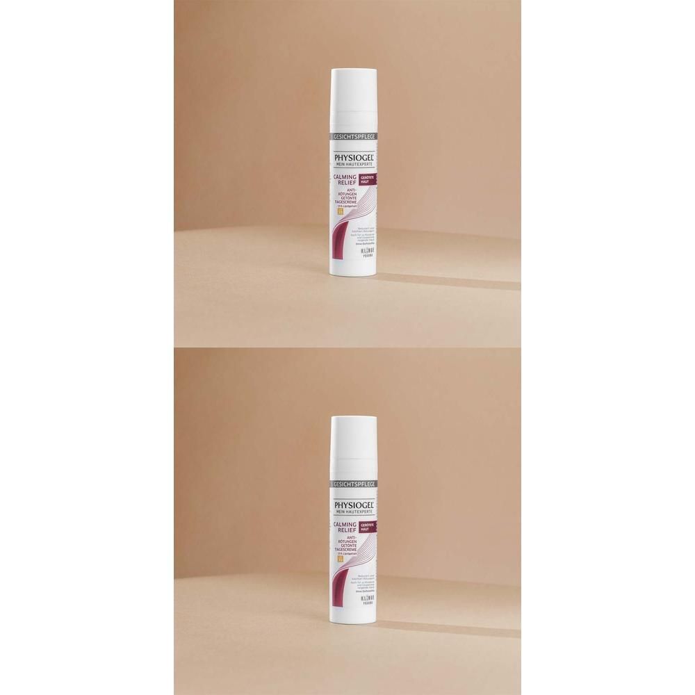 Zwei weiße Flaschen mit Sprühkopf. Aufschrift: PHYSIOGEL. Rote und weiße Etiketten. Aufschrift: Calming Relief.