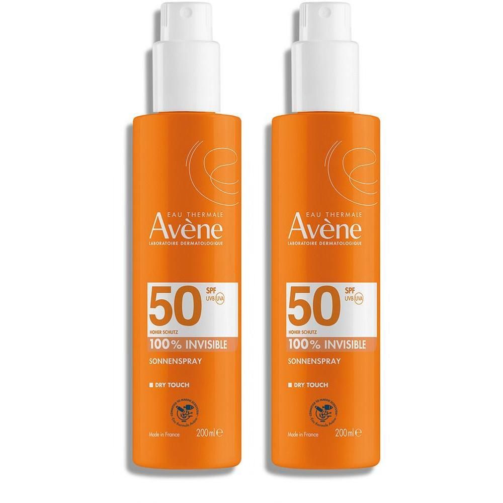 Zwei AVENE Sonnenspray SPF 50 Flaschen. Orangefarbene Flaschen mit weißem Sprühkopf. Text: 50, 100% INVISIBLE, Sonnenspray, Dry Touch.