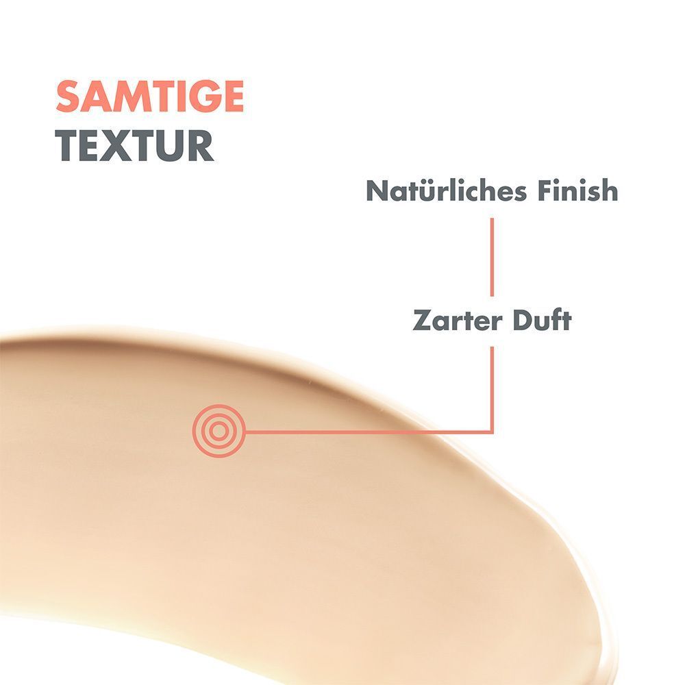 Nahaufnahme eines cremefarbenen Produkts. Text: 'Samtige Textur', 'Natürliches Finish', 'Zarter Duft'.