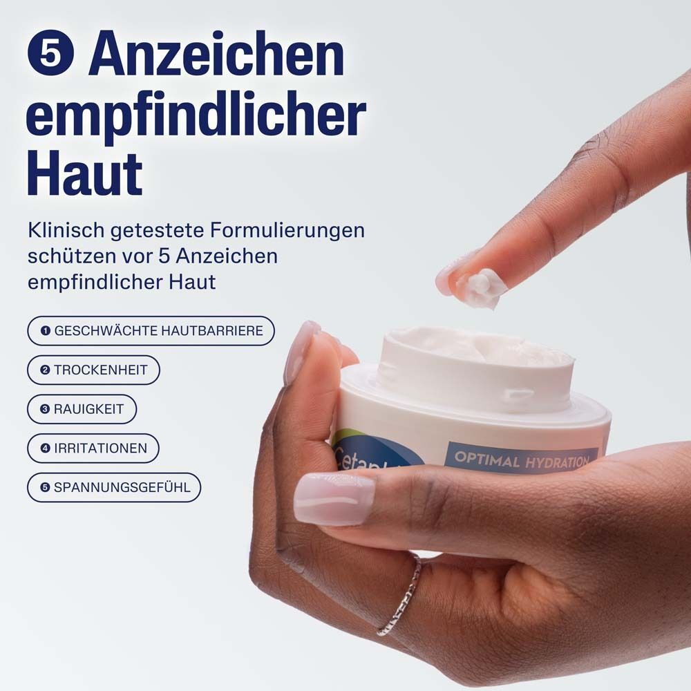Nahaufnahme einer Hand, die Creme aus einem Tiegel entnimmt. Text: 5 Anzeichen empfindlicher Haut.