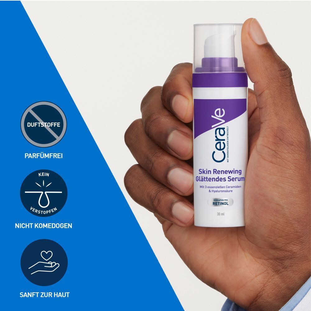 CeraVe Skin Renewing Serum. Weißes Fläschchen mit lila Akzenten. Aufschrift: Skin Renewing Glättendes Serum. Hand hält das Produkt.