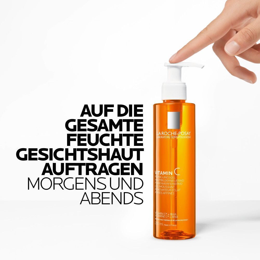 Eine Flasche Reinigungsgel mit Dosierpumpe. Text: Auf die gesamte feuchte Gesichtshaut auftragen morgens und abends. Finger zeigt auf Flasche.