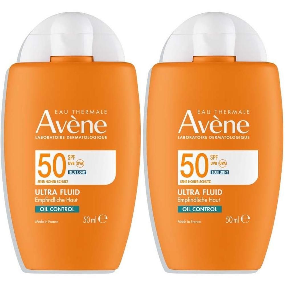 Zwei orangefarbene Flaschen AVENE Ultra Fluid Oil Control SPF 50. Weiße Kappen, Produktbeschriftung und 50 SPF-Angabe.