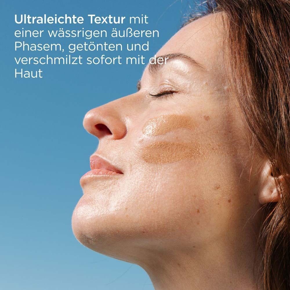 Nahaufnahme eines Gesichts mit aufgetragener getönter Sonnencreme. Text: Ultraleichte Textur, verschmilzt mit der Haut.