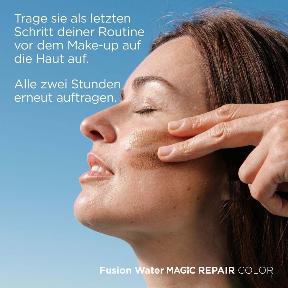 Frau trägt getönte Sonnencreme auf. Text: Als letzten Schritt vor dem Make-up auftragen. Alle zwei Stunden erneuern.