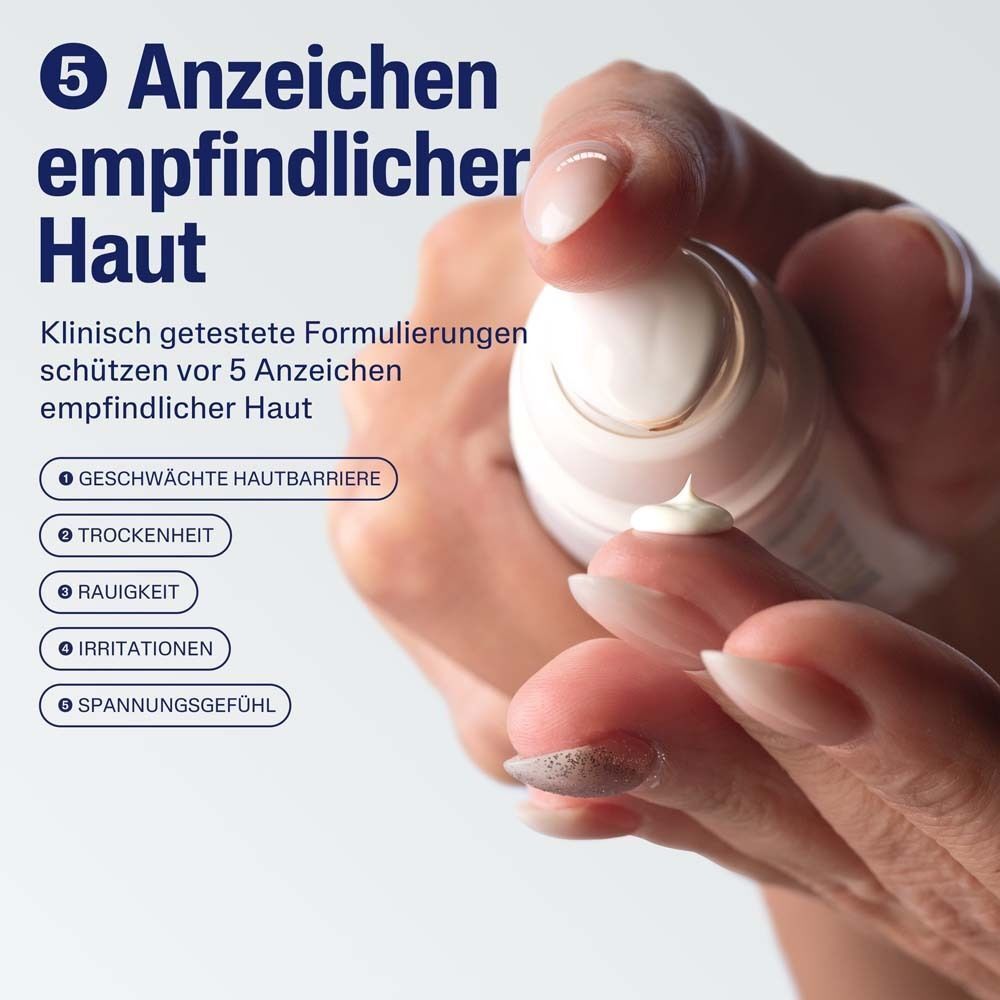 Nahaufnahme einer Hand, die Creme aufträgt. Text: 5 Anzeichen empfindlicher Haut. Geschwächte Hautbarriere, Trockenheit, etc.