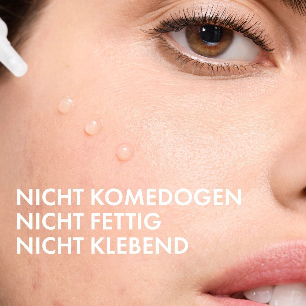 Nahaufnahme eines Gesichts. Text: Nicht komedogen, nicht fettig, nicht klebend.