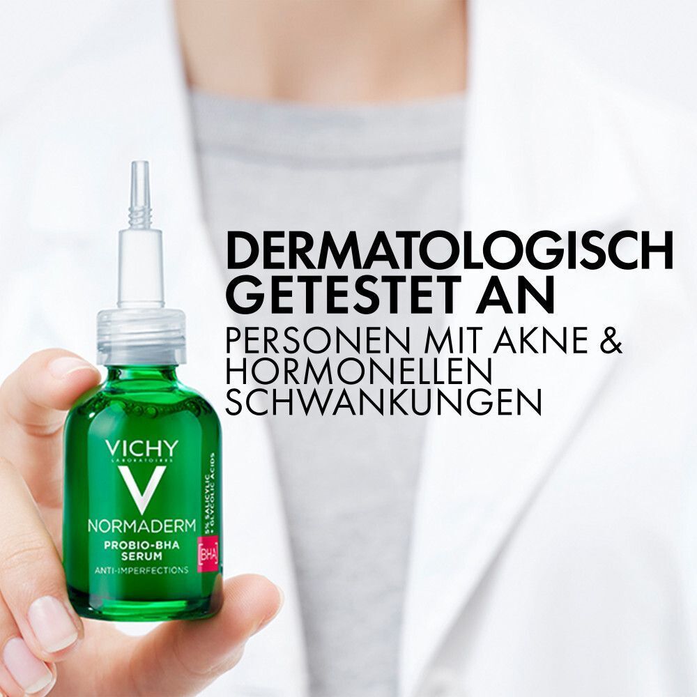 Eine Hand hält eine grüne Flasche. Text: Dermatologisch getestet an Personen mit Akne & hormonellen Schwankungen.