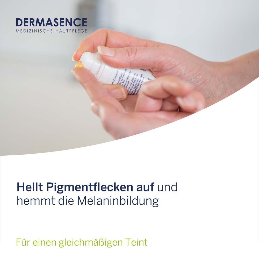 Hände halten eine weiße Flasche. Aufschrift: DERMASENCE MelaBlok. Gelbe Flüssigkeit wird aufgetragen.