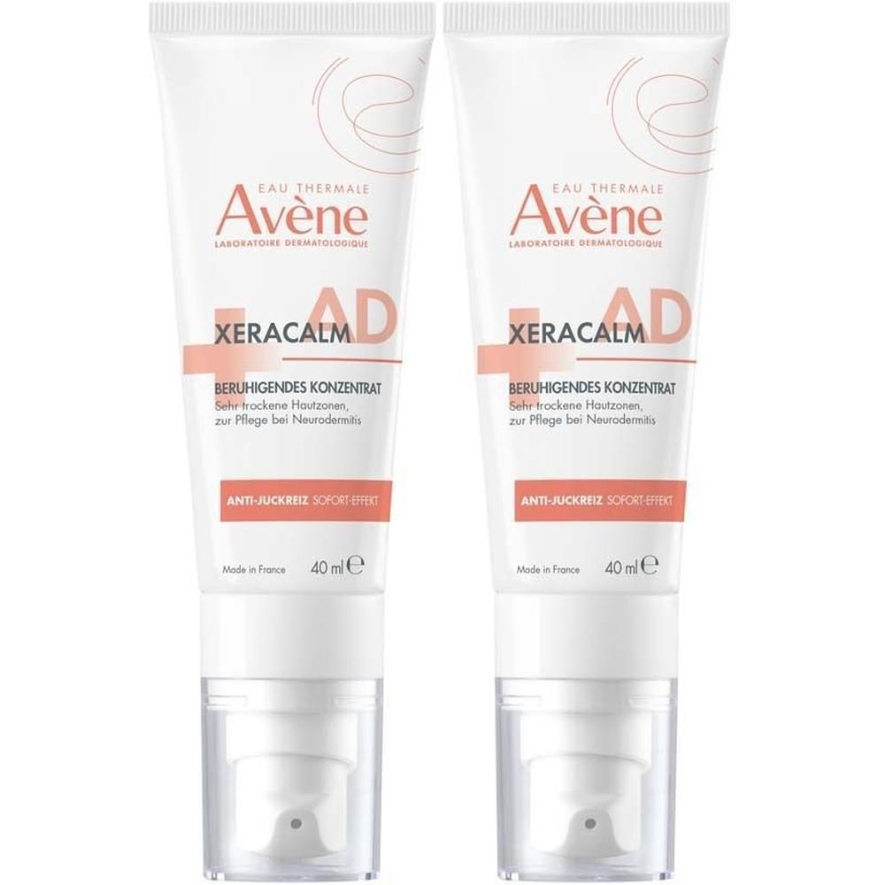Zwei Tuben AVENE XeraCalm A.D Anti-Juckreiz Konzentrat. Weiße Tuben mit rosa Akzenten und Pumpaufsatz.
