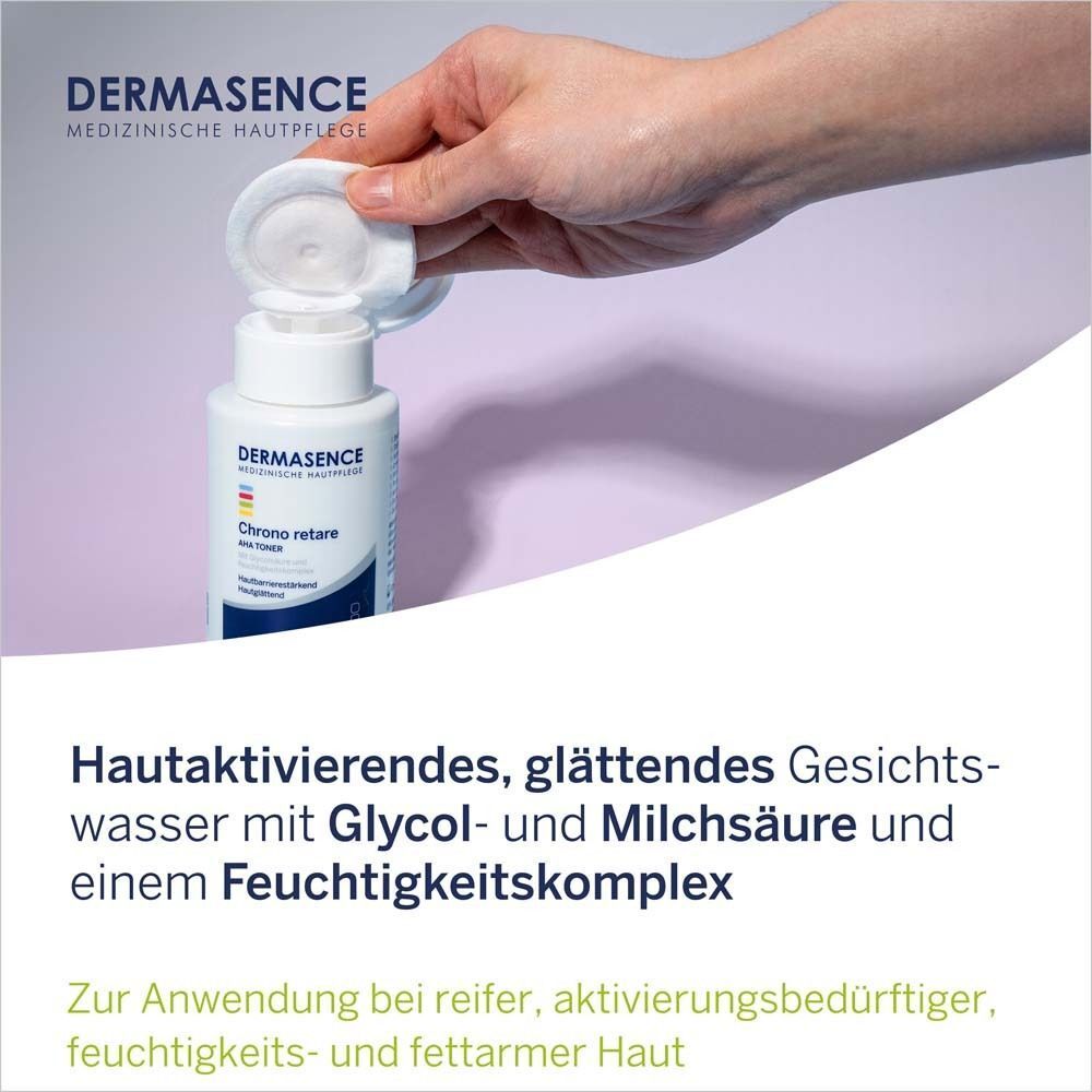 Hand hält Wattepad über Flaschenöffnung. Flasche DERMASENCE Chrono retare AHA Toner. Weiß, blaues Etikett. Text.