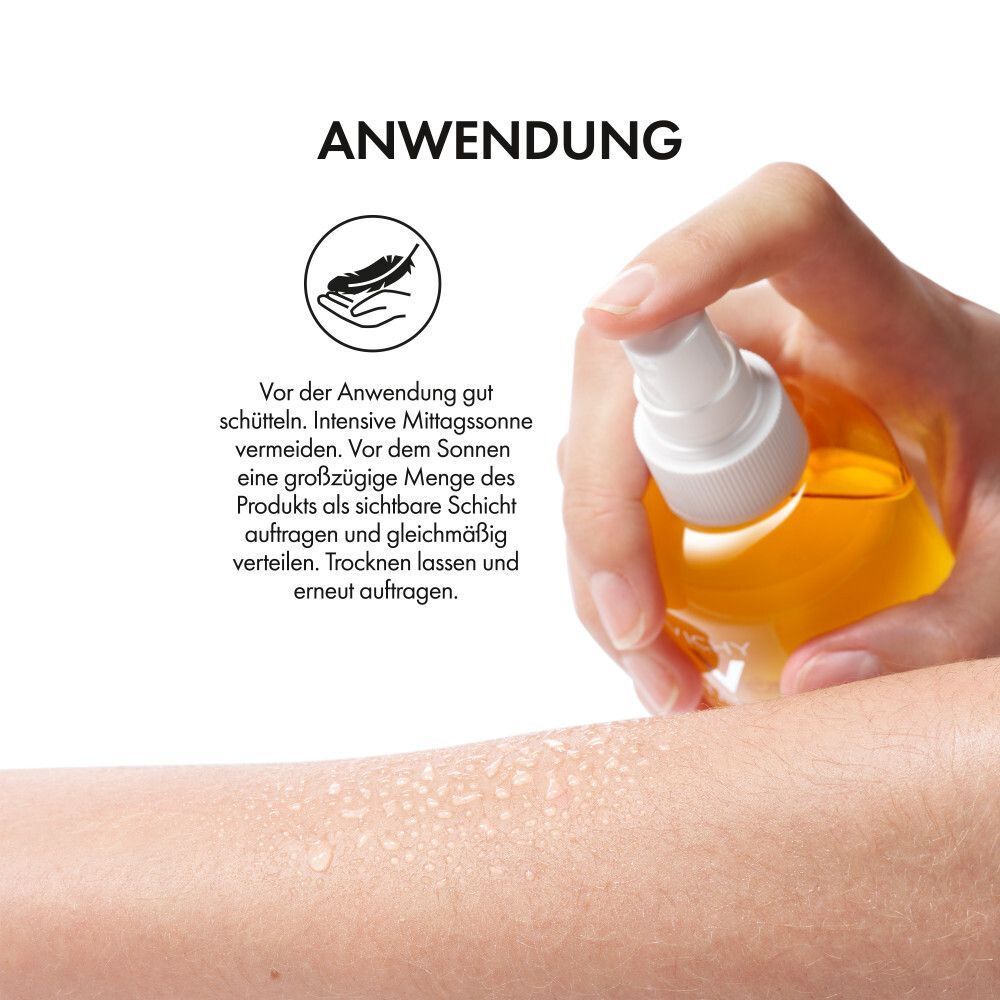 Hand sprüht Sonnenspray auf Arm. Text: ANWENDUNG. Vor Gebrauch schütteln. Intensive Mittagssonne vermeiden.