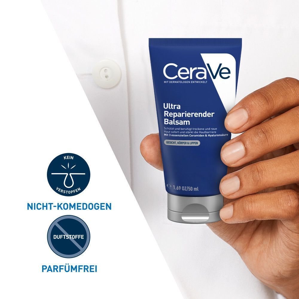 Person hält eine Tube CeraVe Ultra Reparierender Balsam. Blaue Tube mit weißem Logo und Text. Nicht-komedogen, parfümfrei.