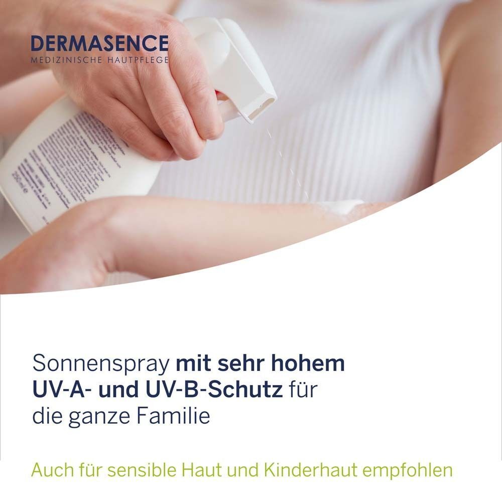 Person sprüht Solvinea Sonnenschutz-Spray LSF 50+ auf Arm. Weiße Flasche mit Sprühkopf, gelbem Etikett und blauer Schrift.