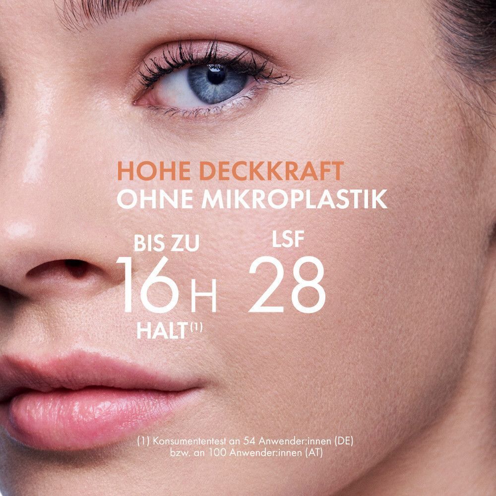 Nahaufnahme eines Gesichts mit Make-up. Text: Hohe Deckkraft, ohne Mikroplastik, bis zu 16H Halt, LSF 28.