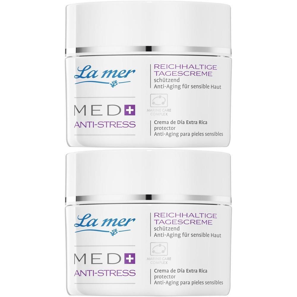 Zwei Tiegel La mer MED+ Anti-Stress Tagescreme. Weiße Tiegel mit silbernem Deckel. Aufschrift: REICHHALTIGE TAGESCREME, Anti-Aging für sensible Haut.