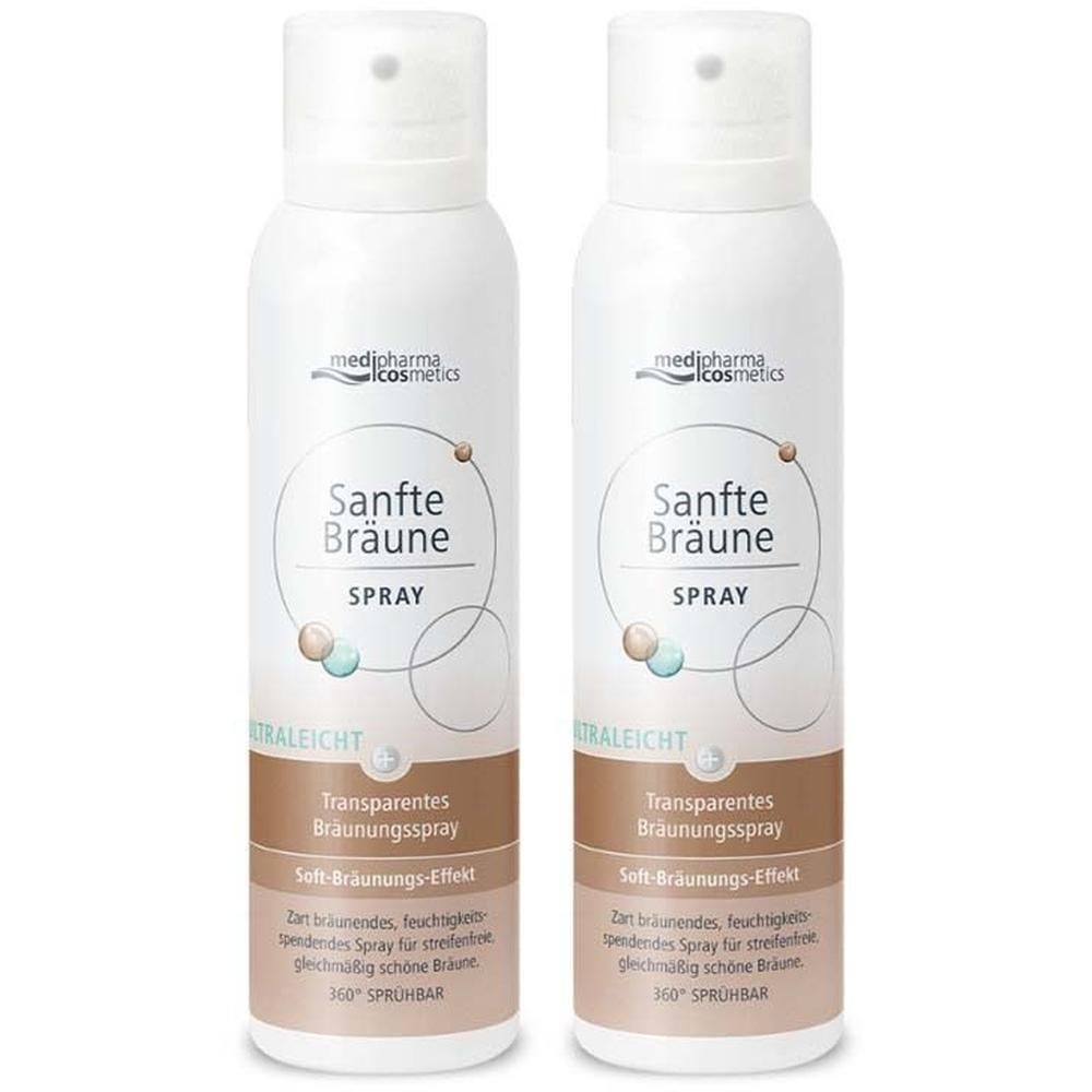 Zwei weiße Sprühflaschen mit dem Aufdruck "Sanfte Bräune Spray". Braune und blaue dekorative Elemente.