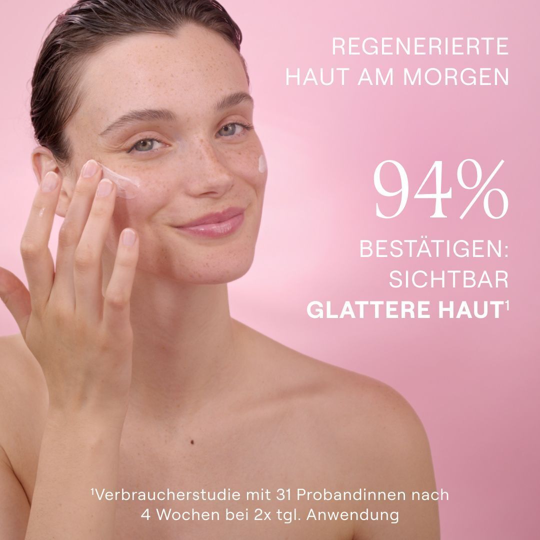 Frau trägt Creme auf. Text: 94% bestätigen: sichtbar glattere Haut. Text: Regenerierte Haut am Morgen. Rosa Hintergrund.