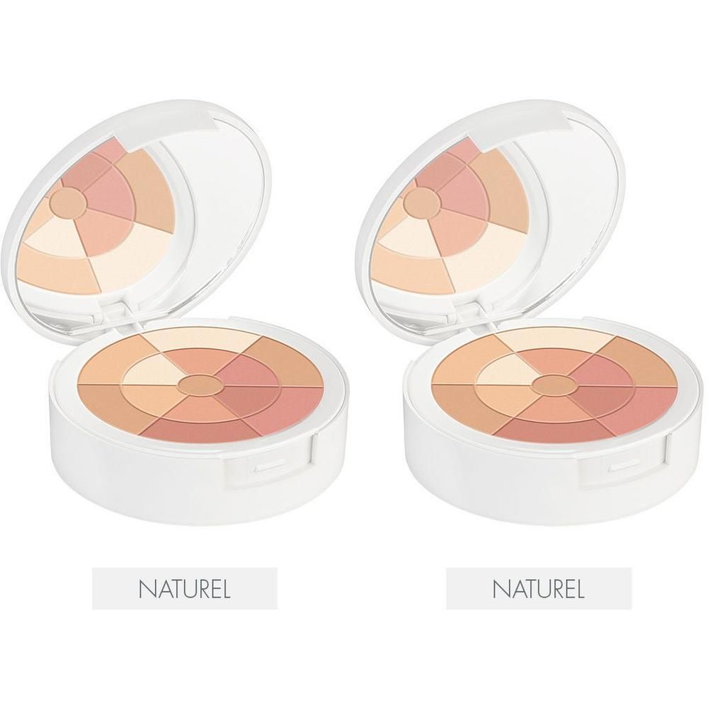 Zwei runde Puder-Kompaktdosen mit Spiegel. Deckel geöffnet, Puder in verschiedenen Farbtönen. Unterhalb steht "NATUREL".