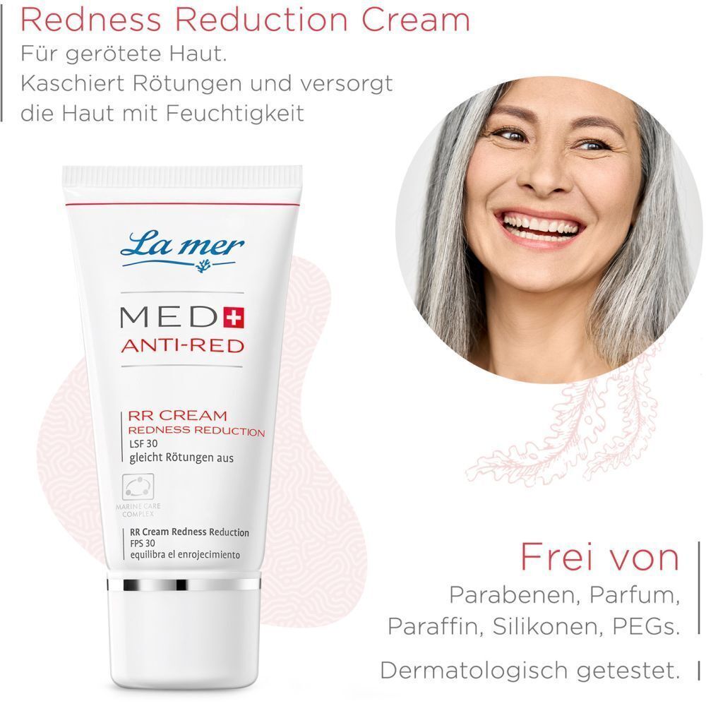 La mer MED+ Anti-Red RR Cream. Weiße Tube mit blauer Schrift und rotem Plus. Frau mit grauem Haar lächelt.