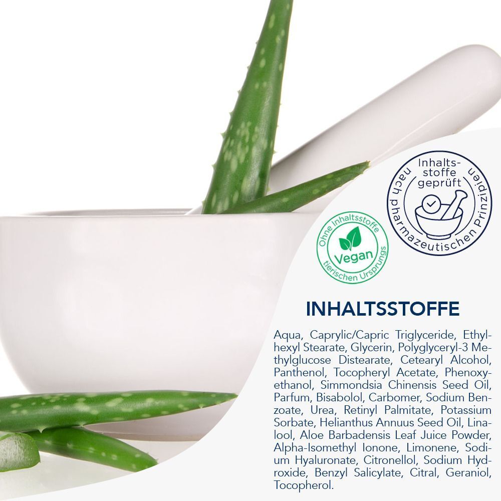 Mörser mit Inhaltsstoffen. Aloe Vera Blätter und Text: Inhaltsstoffe, Aqua, Caprylic/Capric Triglyceride, etc.