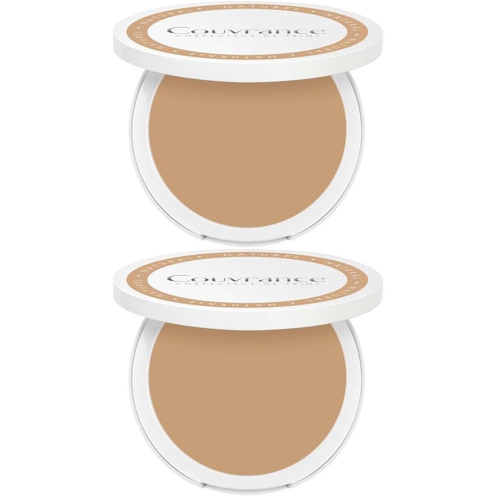Zwei kompakte Creme-Make-ups mit geöffnetem Deckel. Runde, beige Make-up-Puder in weißen Behältern. Deckel mit Schriftzug.