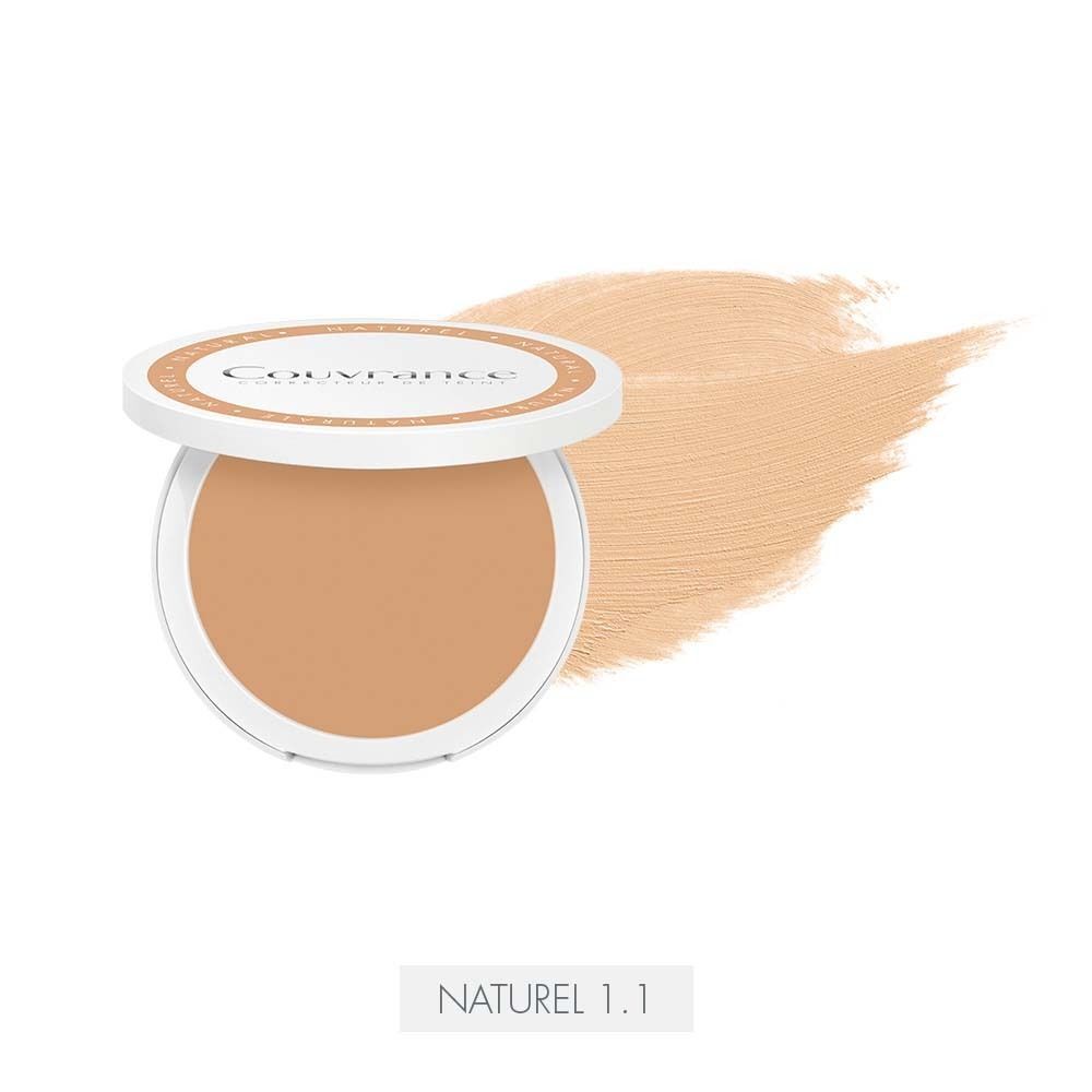 Kompaktes Creme-Make-up mit geöffnetem Deckel und Farbmuster. Runde, beige Make-up-Puder in weißem Behälter. Text: NATUREL 1.1.