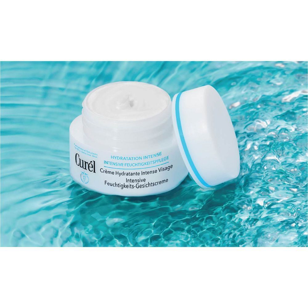 CUREL Intensive Feuchtigkeits-Gesichtscreme-Tiegel, geöffnet. Weiß mit türkisfarbenem Deckel. Creme auf blauem Wasserhintergrund.