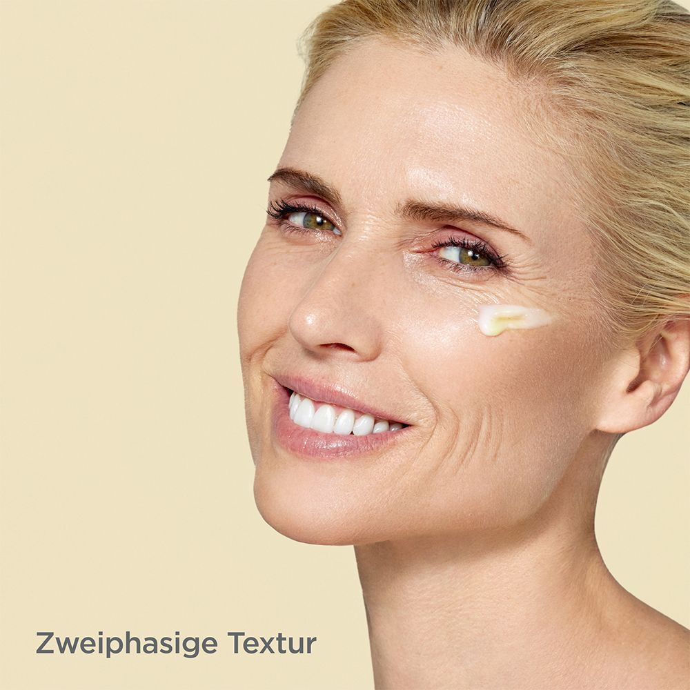 Frau mit Produkt auf der Haut. Text: Zweiphasige Textur.