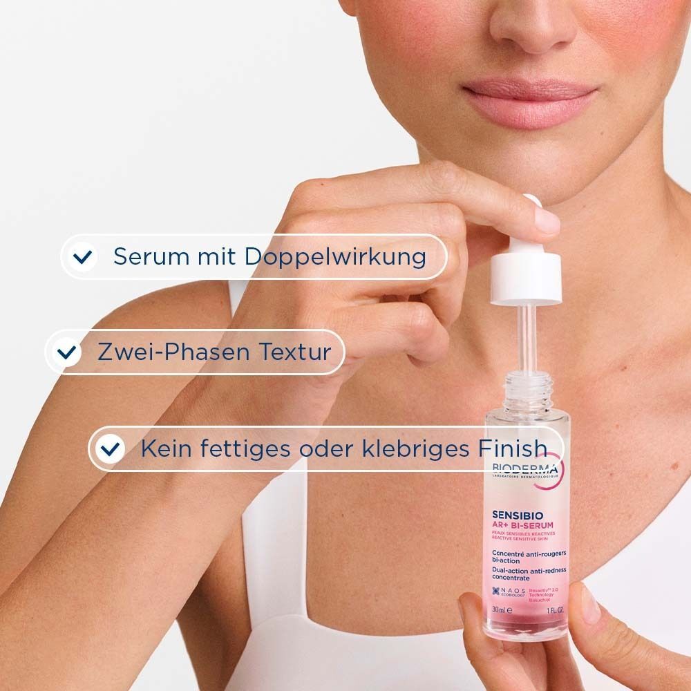 Frau hält Sensibio AR+ Bi-Serum Flasche. Text: Serum mit Doppelwirkung, Zwei-Phasen Textur, Kein fettiges Finish.