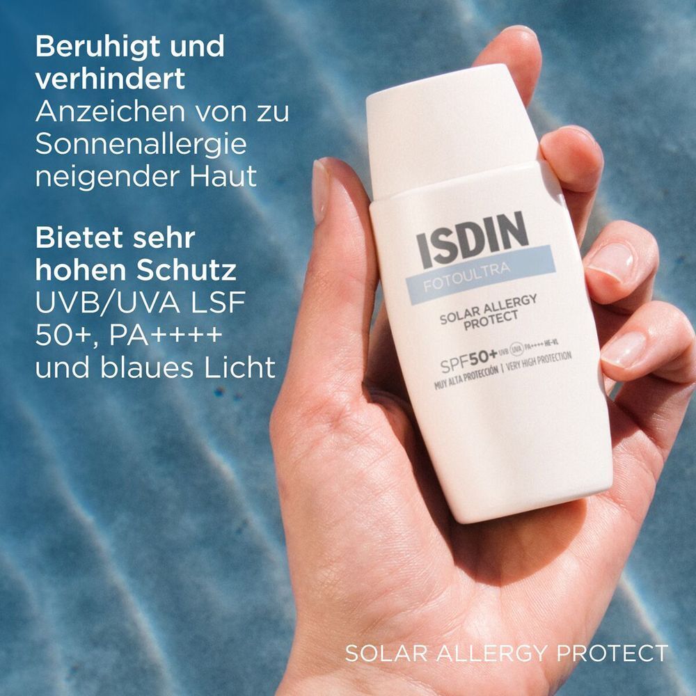 Hand hält eine weiße ISDIN FotoUltra Solar Allergy Protect Flasche. Text: Beruhigt und verhindert Anzeichen von Sonnenallergie.