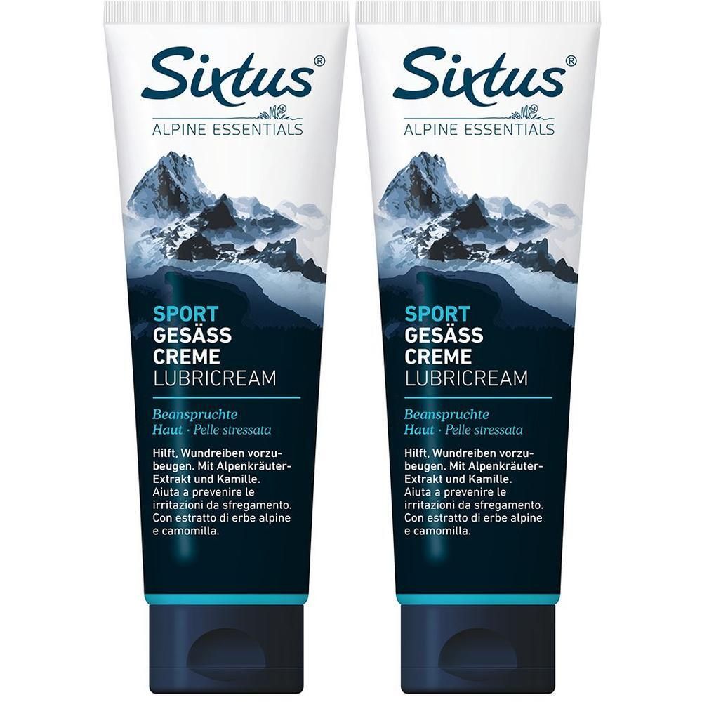 Zwei Tuben SIXTUS Sport Gesäß Creme. Weiße Tuben mit blauer Schrift und Bergmotiv. Text: Sport Gesäß Creme, Alpine Essentials.