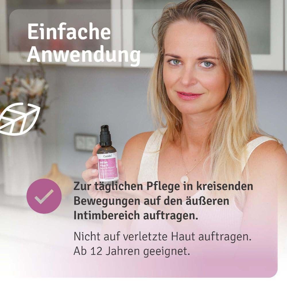 Frau hält Flasche mit Pumpaufsatz. Aufschrift: Intim Pflege Öl Repair & Protect. Marke: Casida. Text: Zur täglichen Pflege in kreisenden Bewegungen.