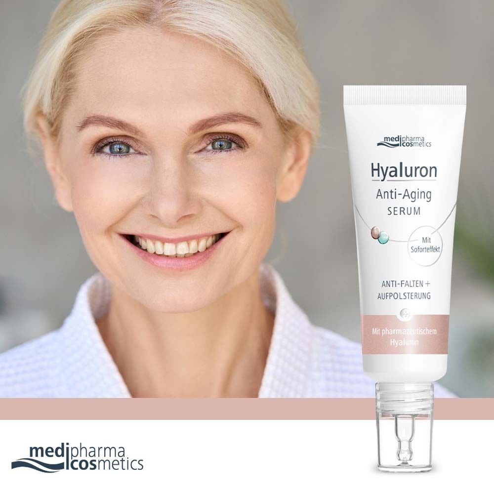 Frau mit Serum-Tube. Weiße Tube mit blauer und rosa Beschriftung. Aufschrift: HYALURON Anti-Aging Serum. Mit Dosierspitze.
