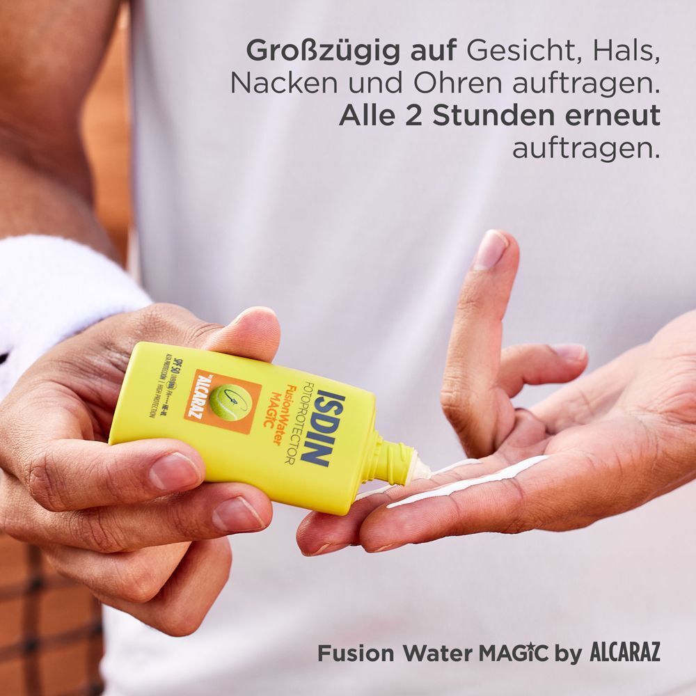 Eine Person drückt Creme aus einer gelben Flasche. Text: Großzügig auf Gesicht, Hals, Nacken und Ohren auftragen. Alle 2 Stunden.