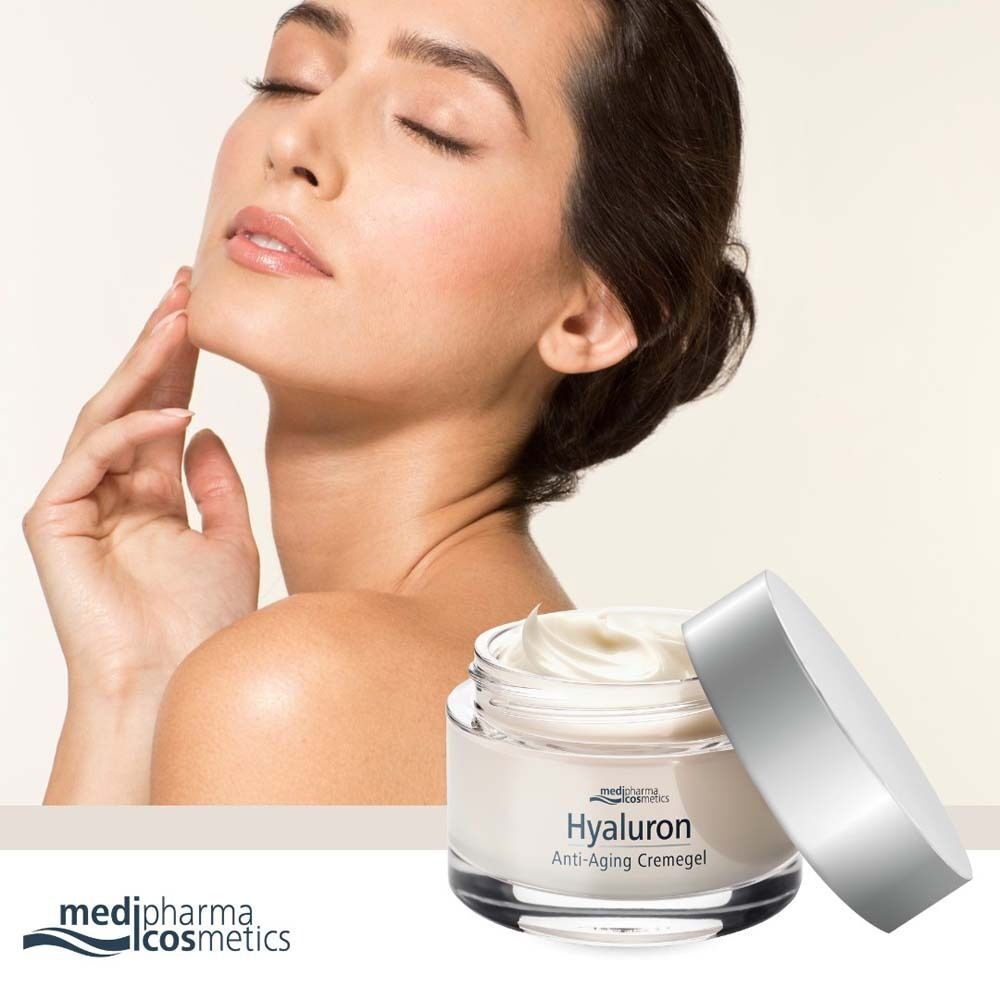 Eine Frau berührt ihr Gesicht. Daneben ein offener Tiegel "Hyaluron Anti-Aging Cremegel".