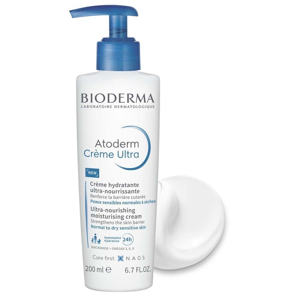 Weiße Flasche mit blauem Pumpverschluss und Creme-Klecks. Aufschrift: BIODERMA, Atoderm Crème Ultra.