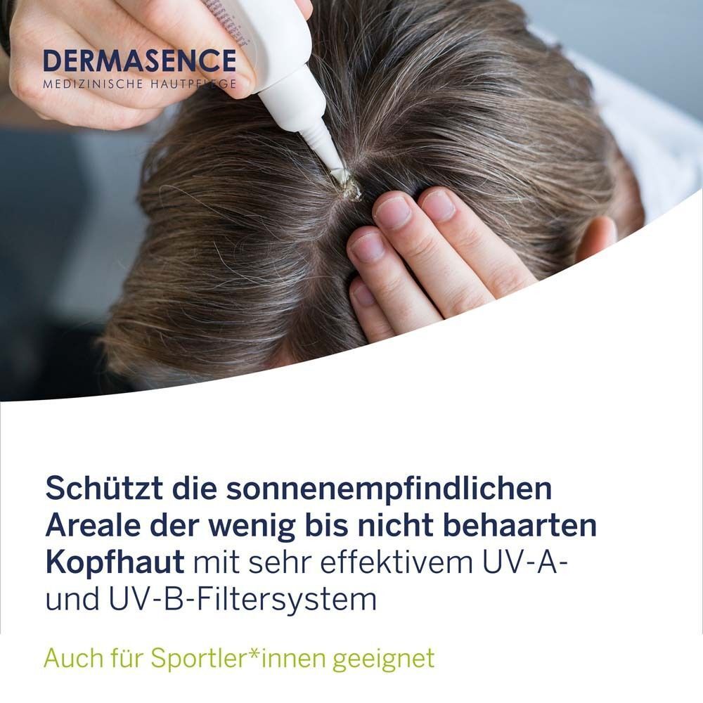 Nahaufnahme einer Person, die Kopfhaut-Sonnenschutz aufträgt. Die Flasche ist sichtbar. Auf der Flasche steht: DERMASENCE Solvinea Liquid AK LSF 50+.