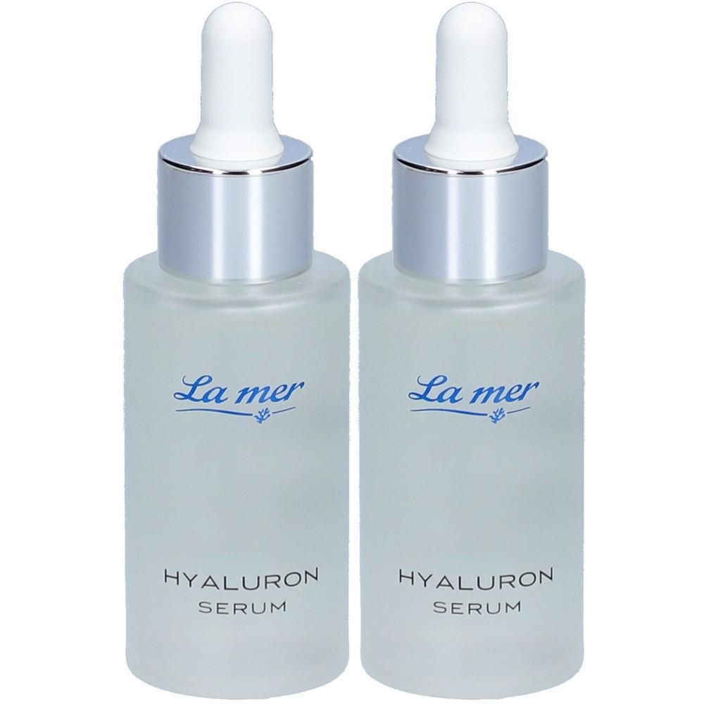 Zwei Flakons mit Serum. Glasflaschen mit silberfarbenen Deckeln und Pipetten. Aufschrift: La mer, Hyaluron Serum.