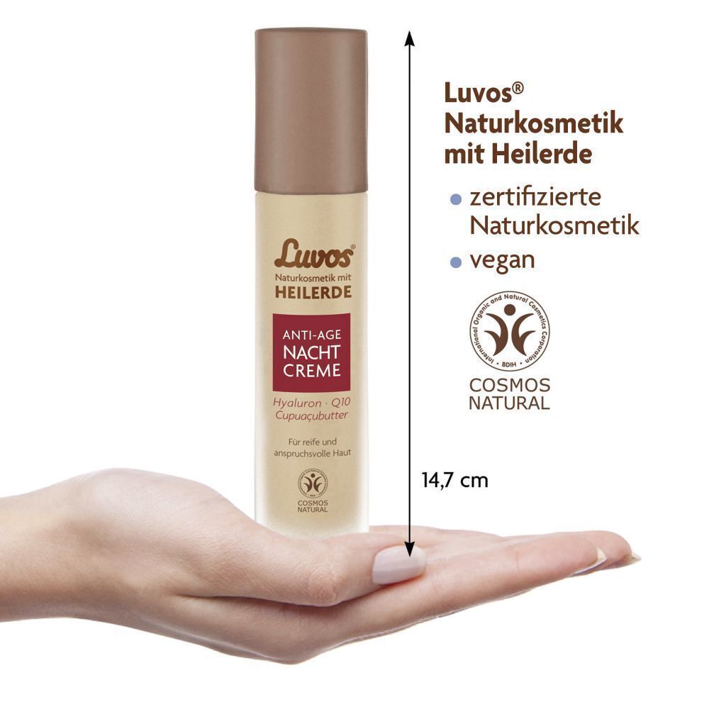 LUVOS Heilerde Anti-Age Nachtcreme. Creme-Tube in Hand gehalten. Größe: 14,7 cm. Vegan-Zertifizierung.