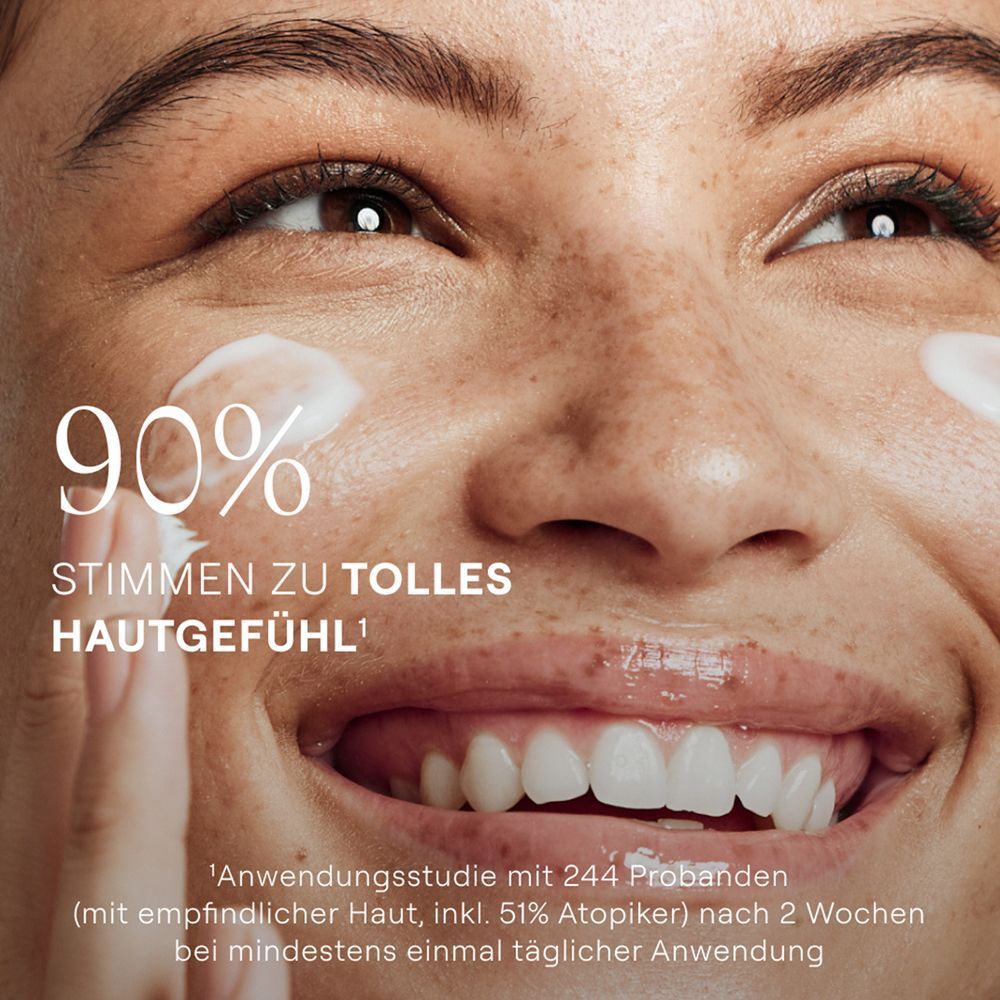 Nahaufnahme eines Gesichts. Auf der Haut wird Reinigungsmilch aufgetragen. Text: 90% stimmen zu tolles Hautgefühl.
