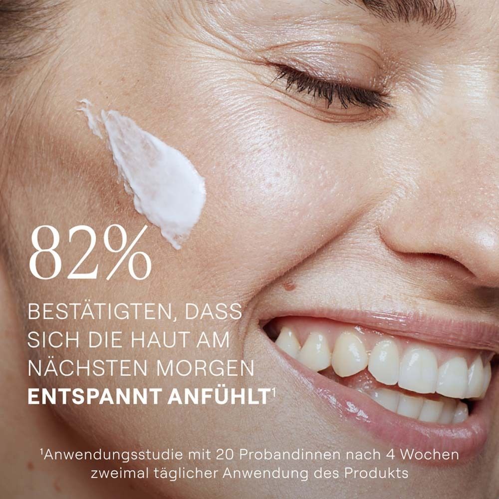 Nahaufnahme eines Gesichts mit Creme. Text: 82% bestätigen, dass sich die Haut am nächsten Morgen entspannt anfühlt.