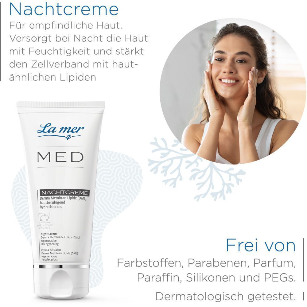 Frau trägt Creme auf. LA MER MED Nachtcreme neben Text: Für empfindliche Haut. Frei von Farbstoffen, Parabenen, Parfum, Paraffin, Silikonen und PEGs.