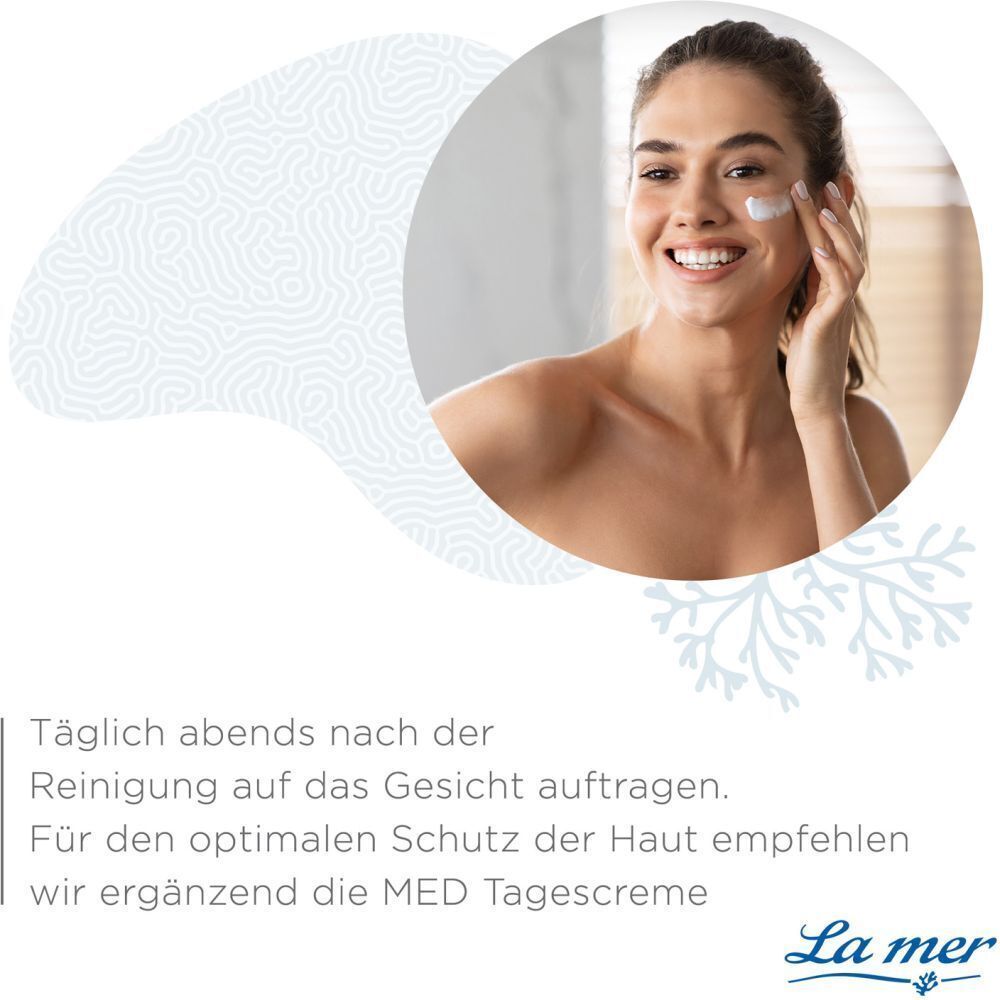 Frau trägt Creme auf. Text: Täglich abends nach der Reinigung auf das Gesicht auftragen. Ergänzend die MED Tagescreme.