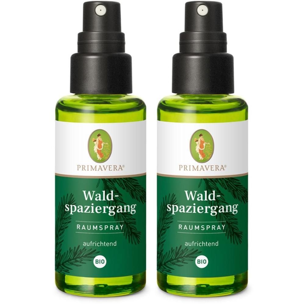 Zwei grüne Sprühflaschen mit schwarzem Sprühkopf. Auf den Etiketten steht Primavera, Waldspaziergang, Raumspray, Bio.