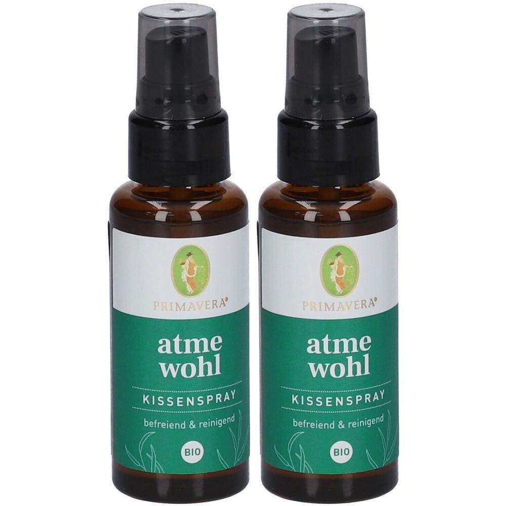 Zwei Sprühflaschen mit braunen Glasflaschen und schwarzen Sprühköpfen. Auf den Etiketten steht "atme wohl KISSENSPRAY" und "BIO". Die Marke ist Primavera.
