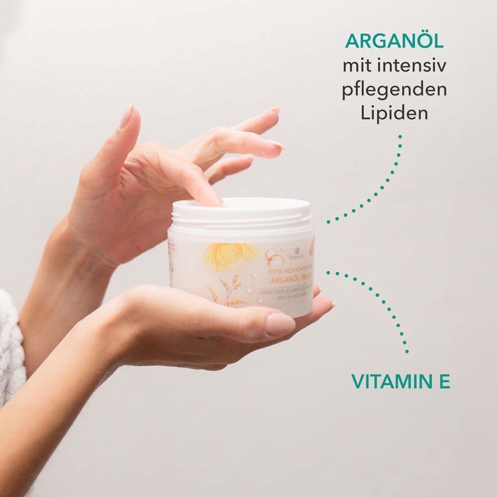 Hände öffnen Tiegel Körpercreme. Text: Arganöl mit Lipiden, Vitamin E.