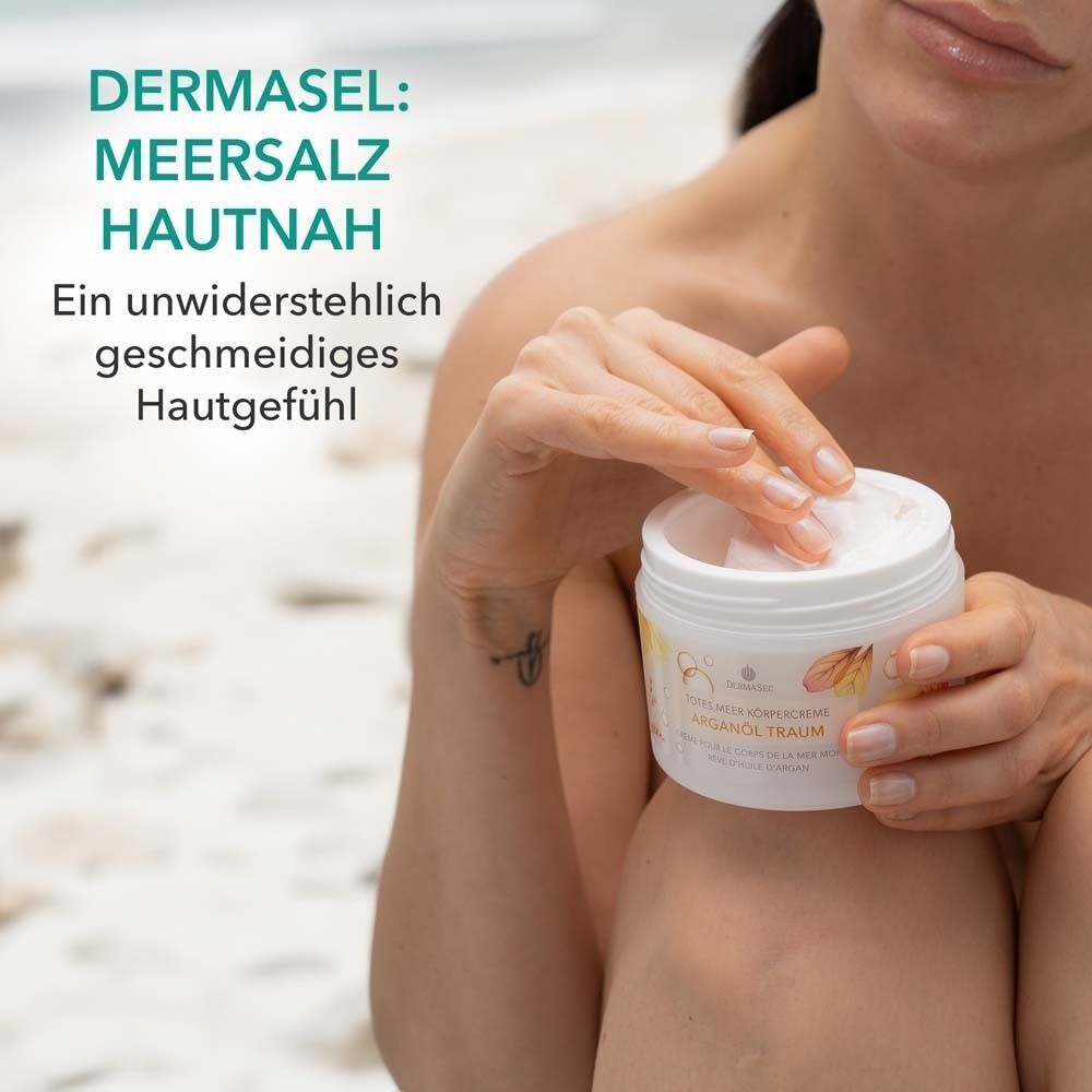 Frau hält Tiegel Körpercreme. Text: DERMASEL: MEERSALZ HAUTNAH. Geschmeidiges Hautgefühl.